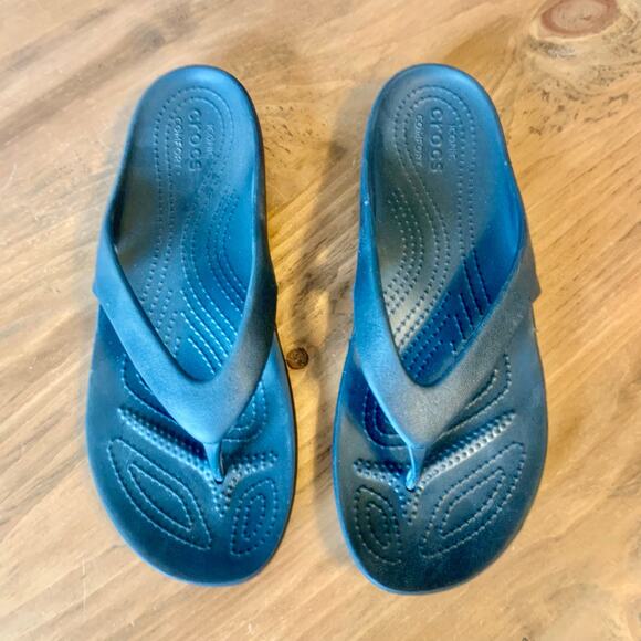 Crocs Kadee II Womens 9 Sandals Black Thong Flip Flops Slip On Beach Pool - Picture 2 of 10